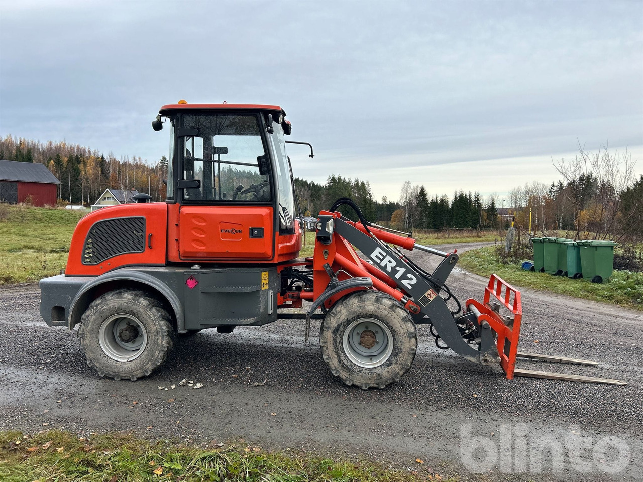 Wiellader Everun ER12 med gafflar och planeringskopa