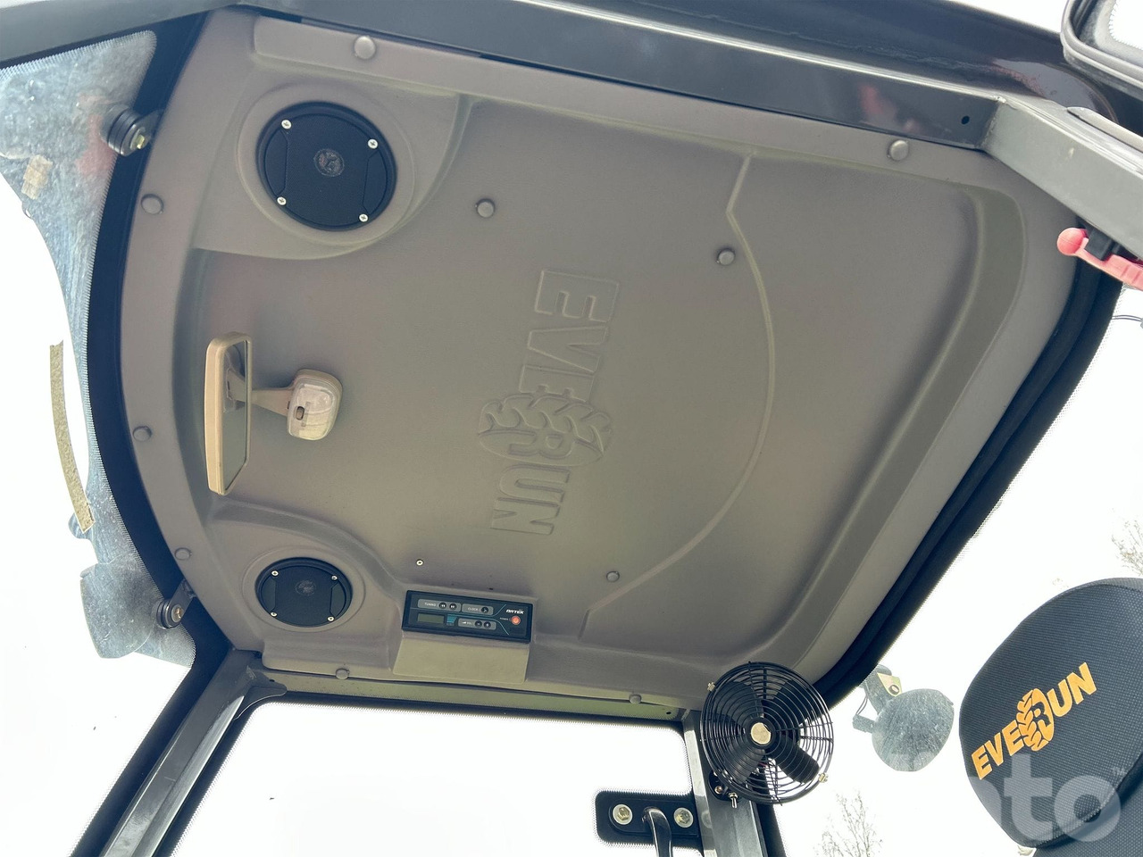 Wiellader Everun ER12 med gafflar och planeringskopa