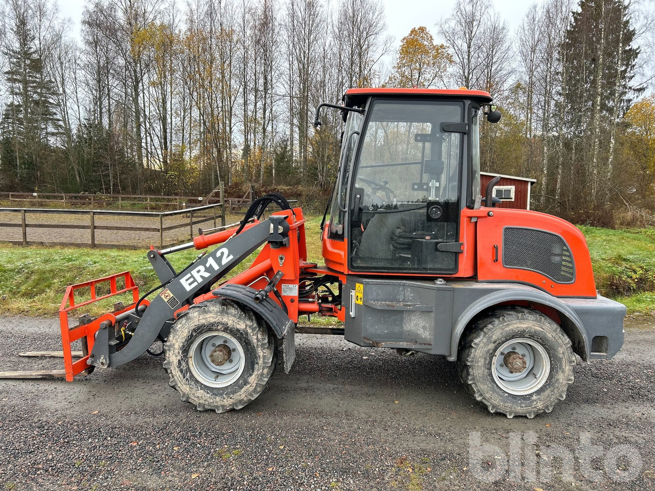 Wiellader Everun ER12 med gafflar och planeringskopa