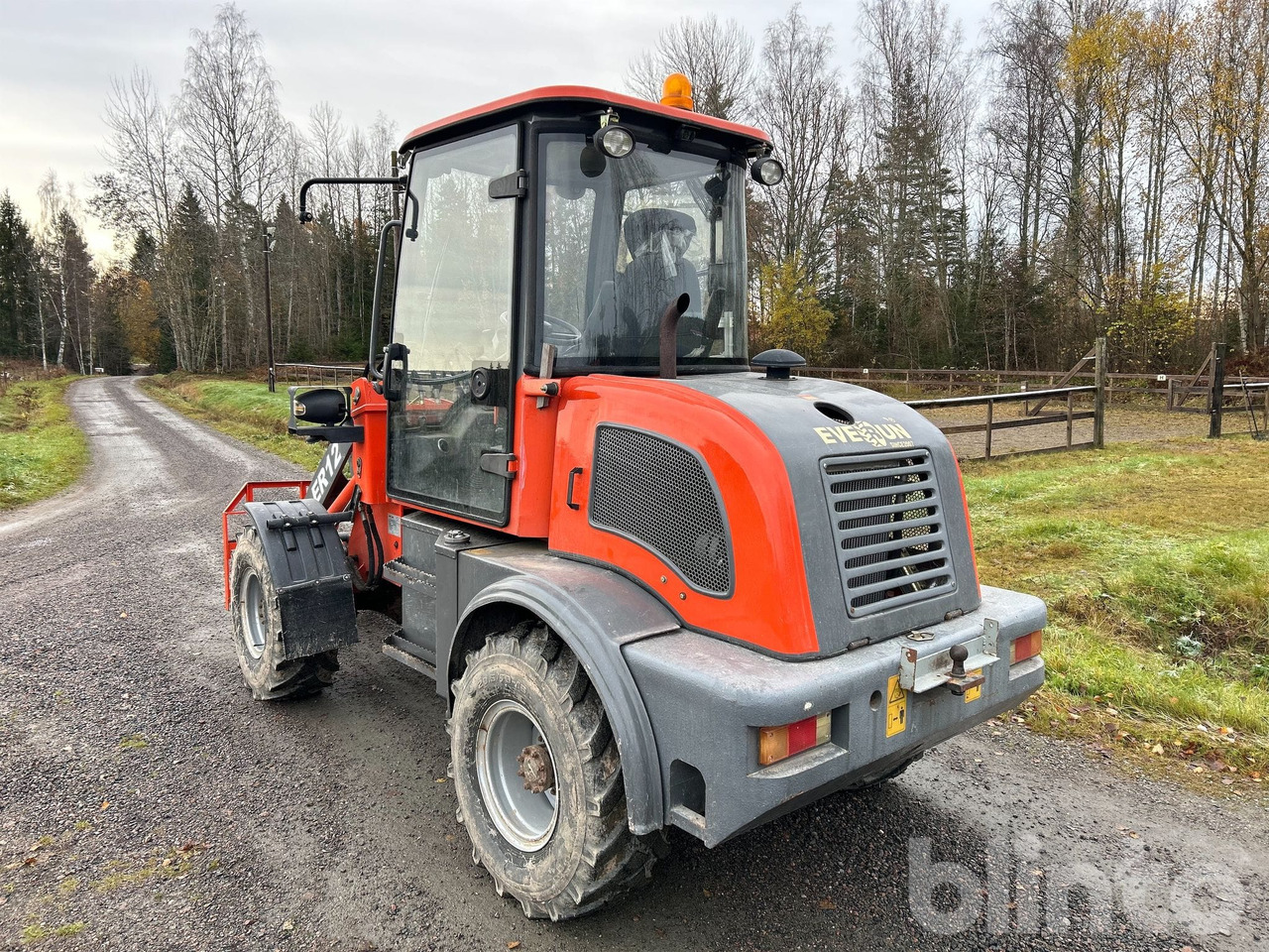 Wiellader Everun ER12 med gafflar och planeringskopa