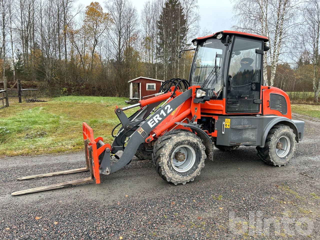 Wiellader Everun ER12 med gafflar och planeringskopa