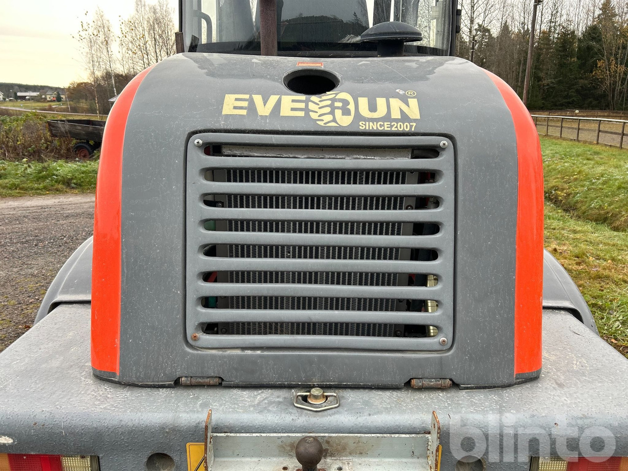 Wiellader Everun ER12 med gafflar och planeringskopa