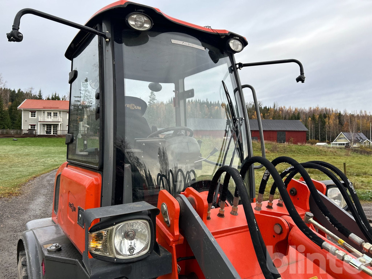 Wiellader Everun ER12 med gafflar och planeringskopa