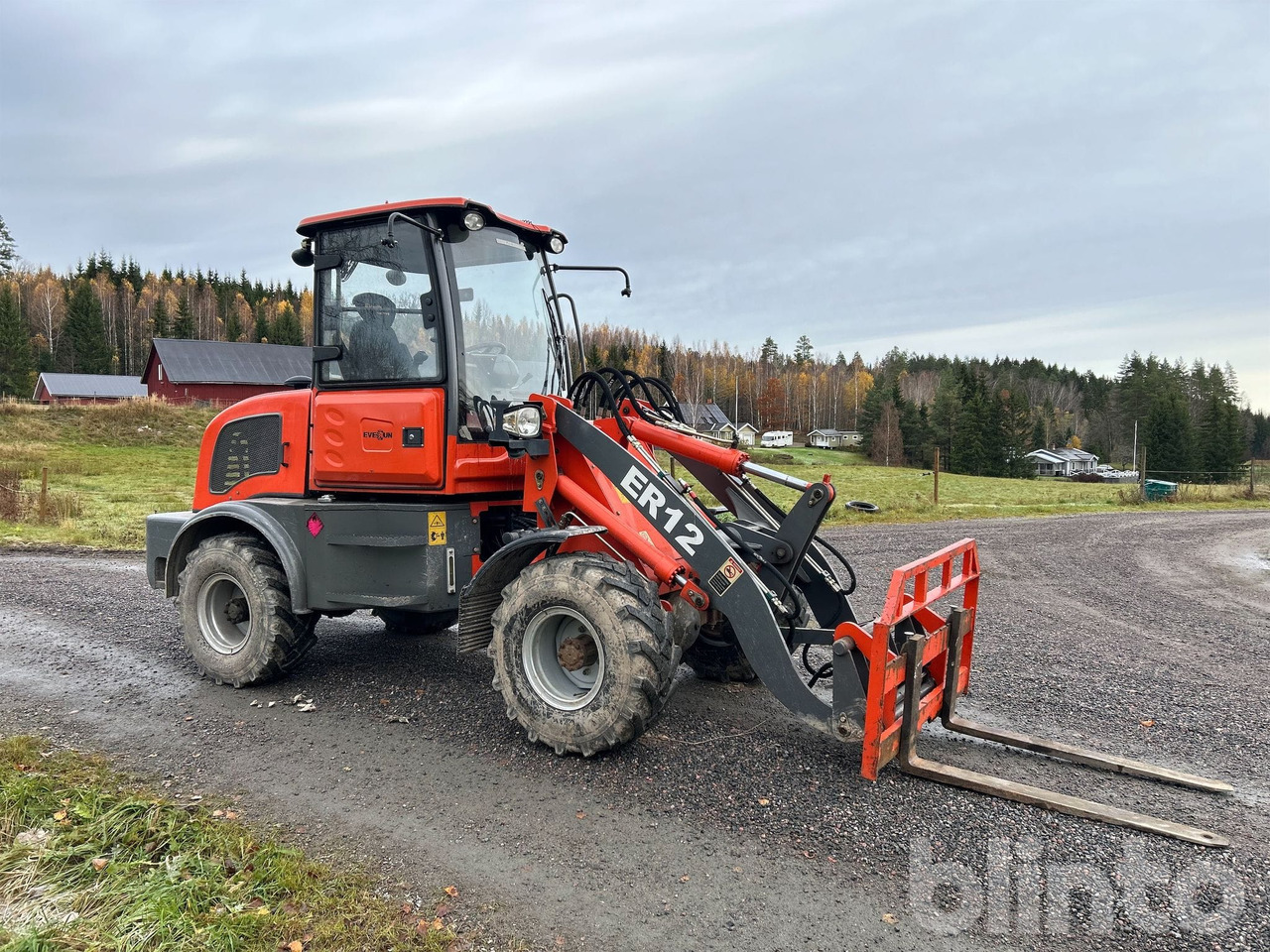 Wiellader Everun ER12 med gafflar och planeringskopa