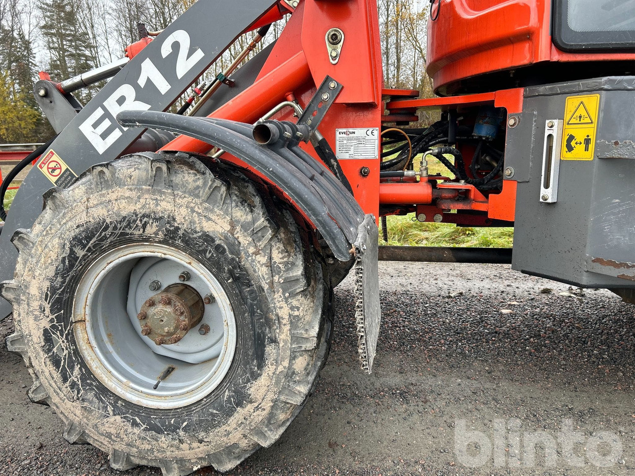 Wiellader Everun ER12 med gafflar och planeringskopa