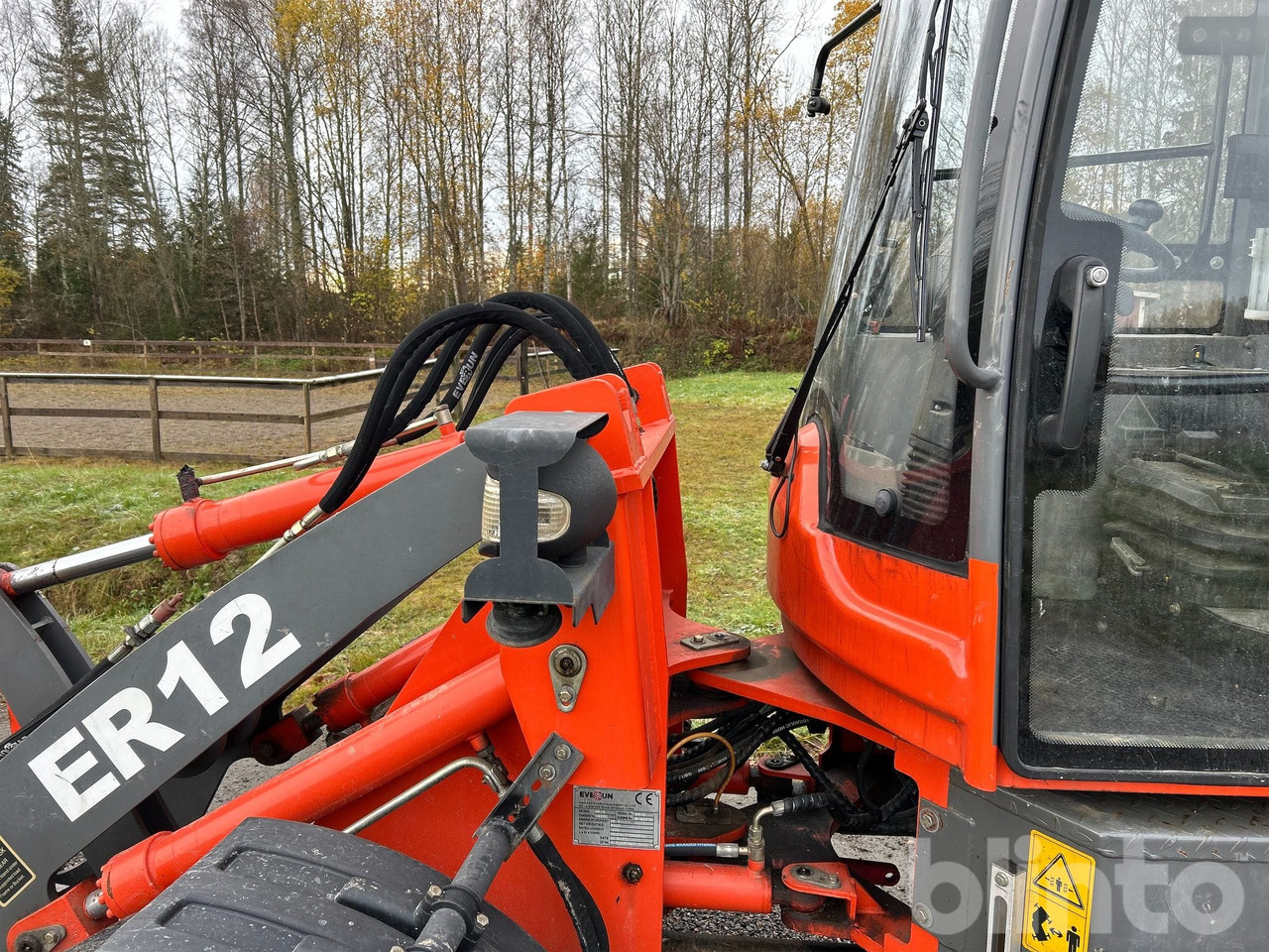 Wiellader Everun ER12 med gafflar och planeringskopa