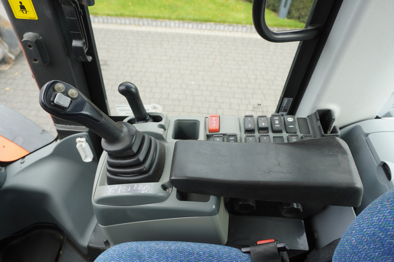 Wiellader HITACHI ZW220 articulated loader / 2 buckets