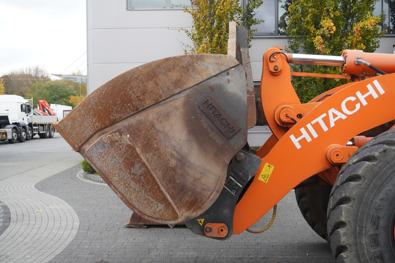 Wiellader HITACHI ZW220 articulated loader / 2 buckets