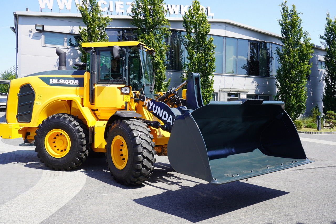 Wiellader HYUNDAI HL940A articulated loader / year 2021 / weight 13.5t year of production 2021
