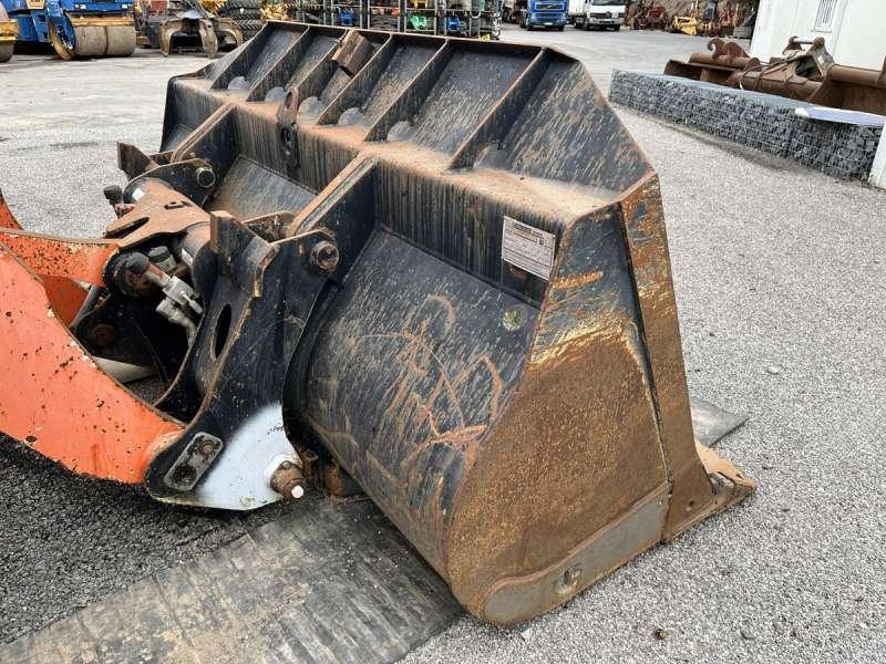 Wiellader Hitachi W130A