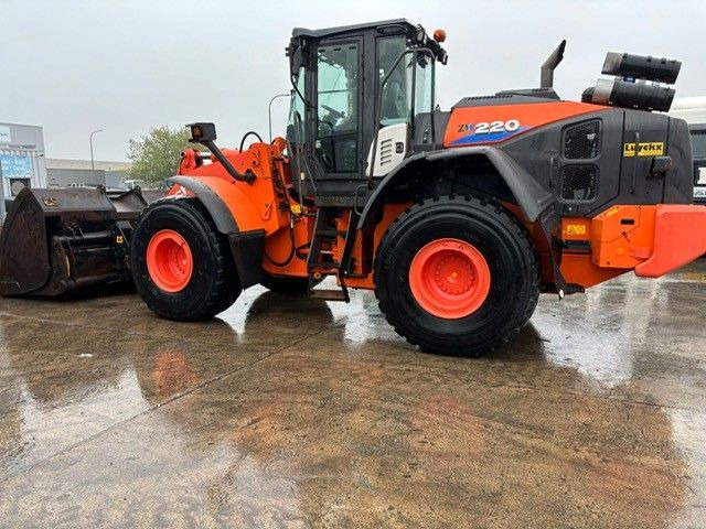 Wiellader Hitachi ZW220-6. Hochkippschaufel. Wage.