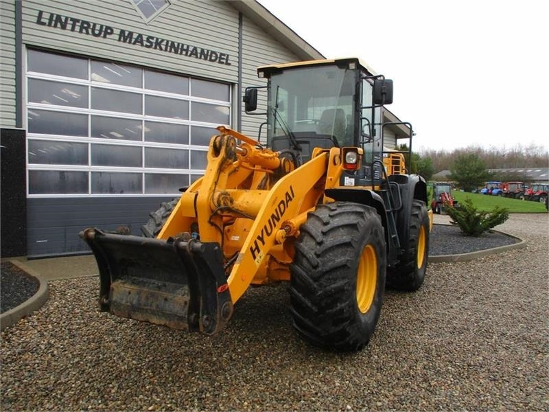 Wiellader Hyundai 757-9A med 620/75R26 traktor hjul montering på