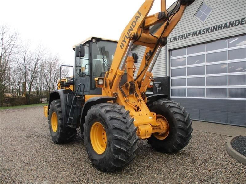 Wiellader Hyundai 757-9A med 620/75R26 traktor hjul montering på