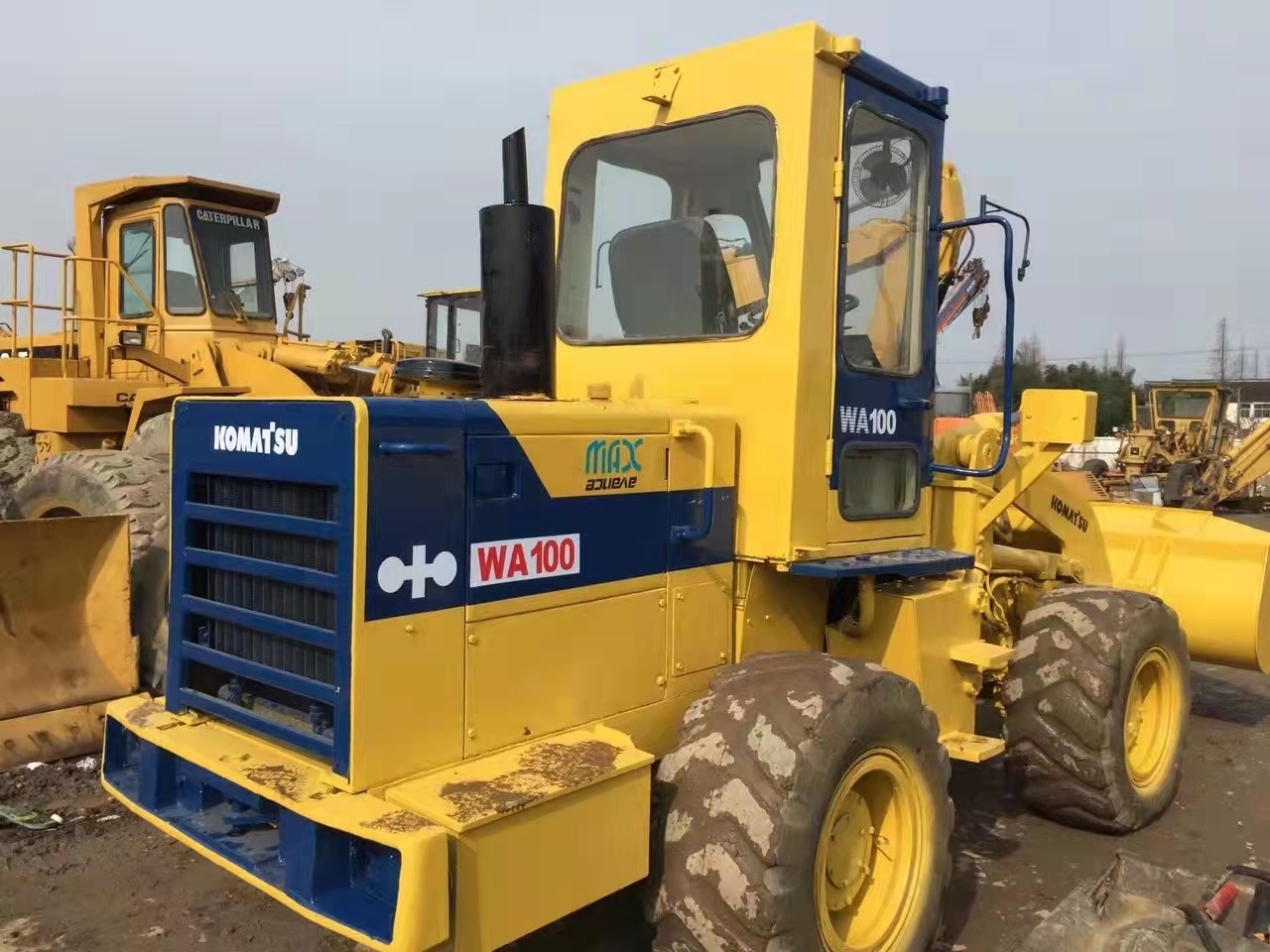 Wiellader KOMATSU WA100