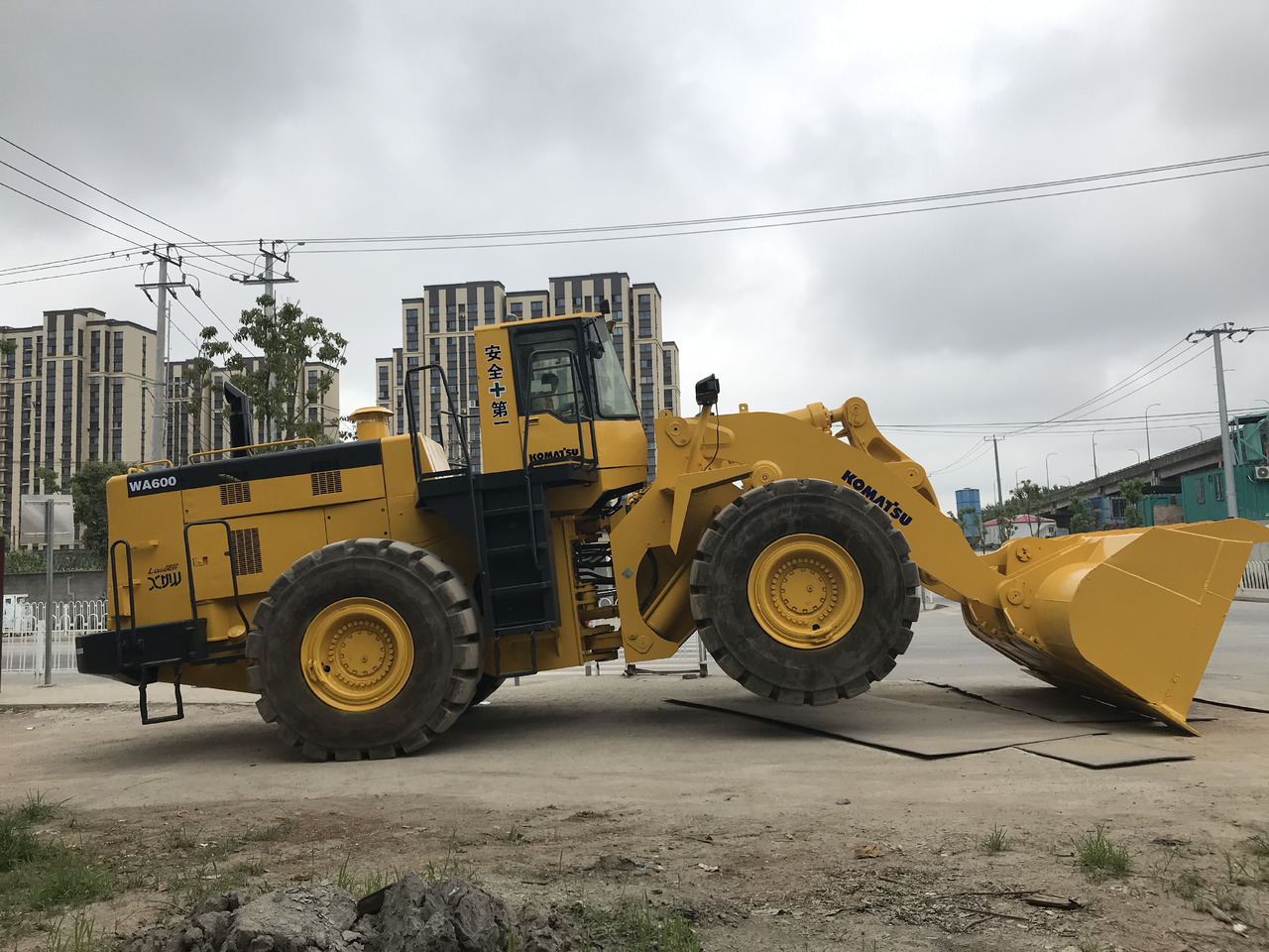 Wiellader KOMATSU WA600-3