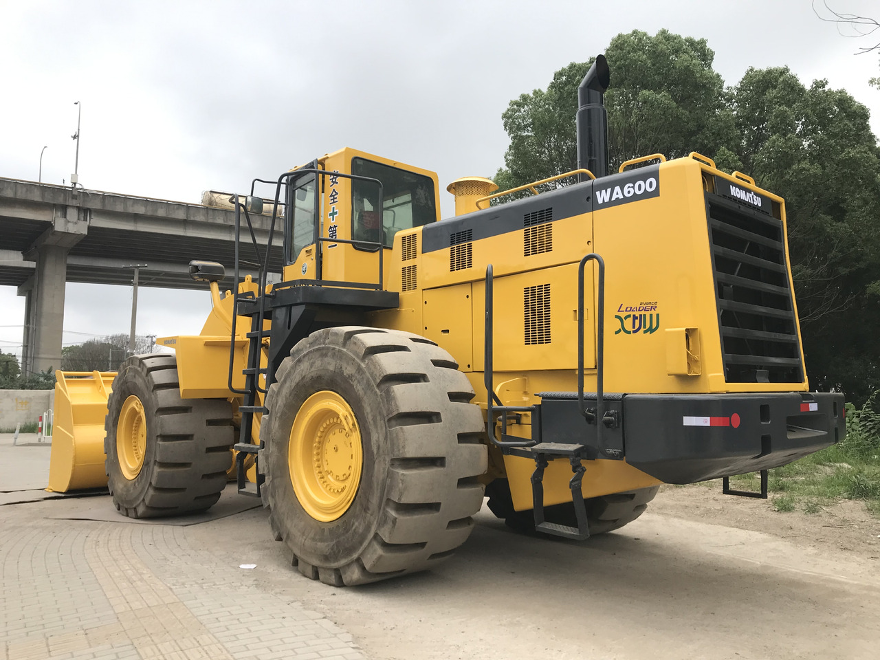 Wiellader KOMATSU WA600-3