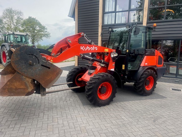 Wiellader KUBOTA R082