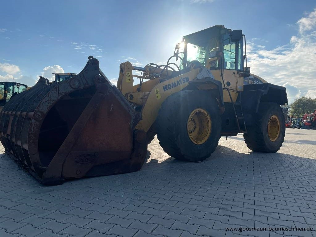 Wiellader Komatsu WA 320 mit Greifschaufel + Schnellwechsler