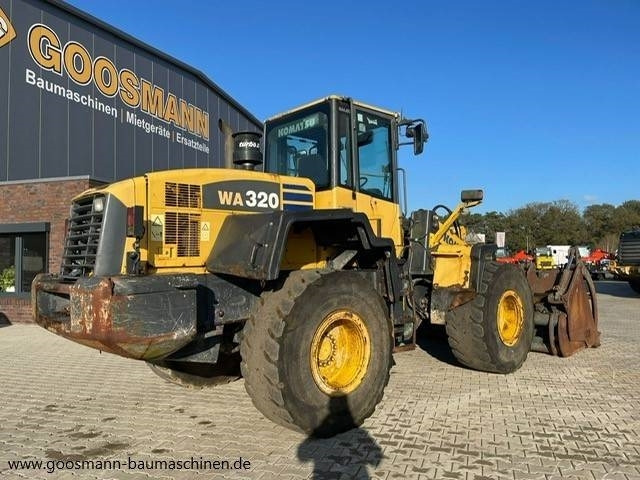 Wiellader Komatsu WA 320 mit Greifschaufel + Schnellwechsler