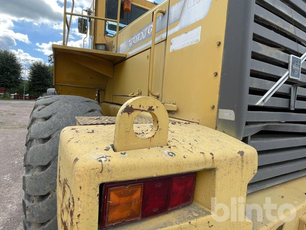 Wiellader L180 c med skopa