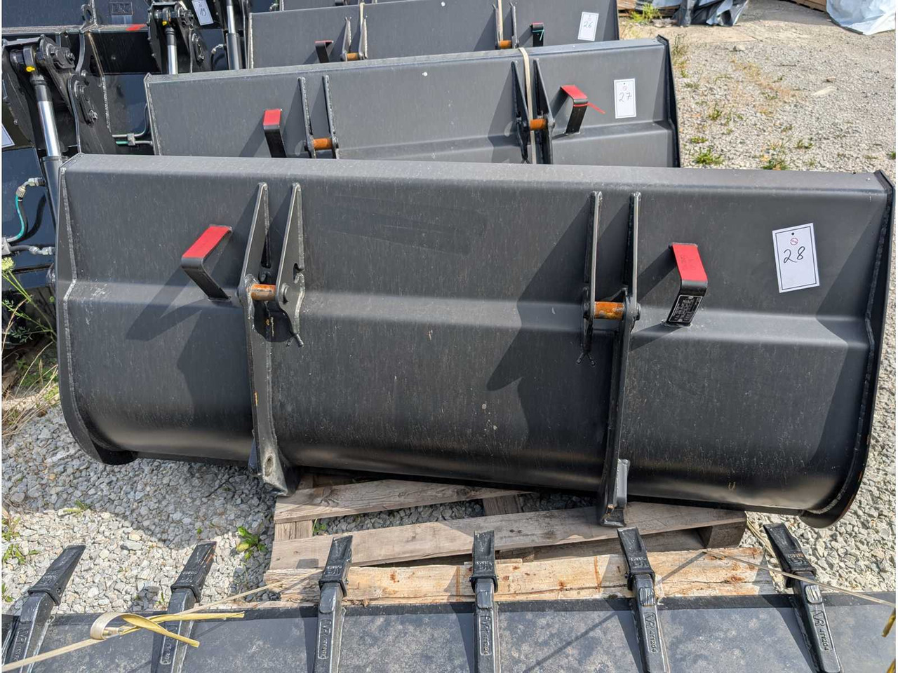 Wiellader LOADING BUCKET WITH TEETH - 1850 MM - 0.7 CBM