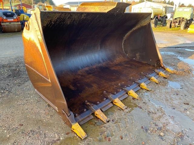 Wiellader Liebherr (1884) L 586 Schaufel / bucket