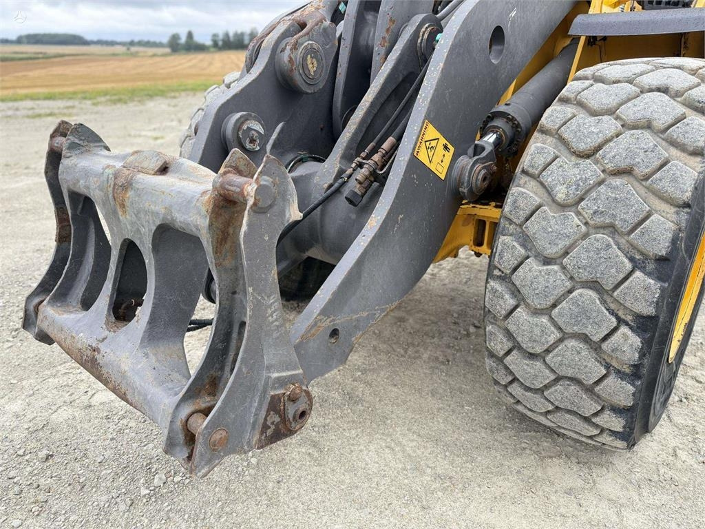 Wiellader Volvo L 120 F , 4rd line , coupler