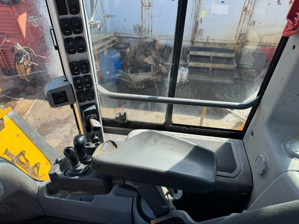 Wiellader Volvo L 220 H ( WITH NEW TYRES )