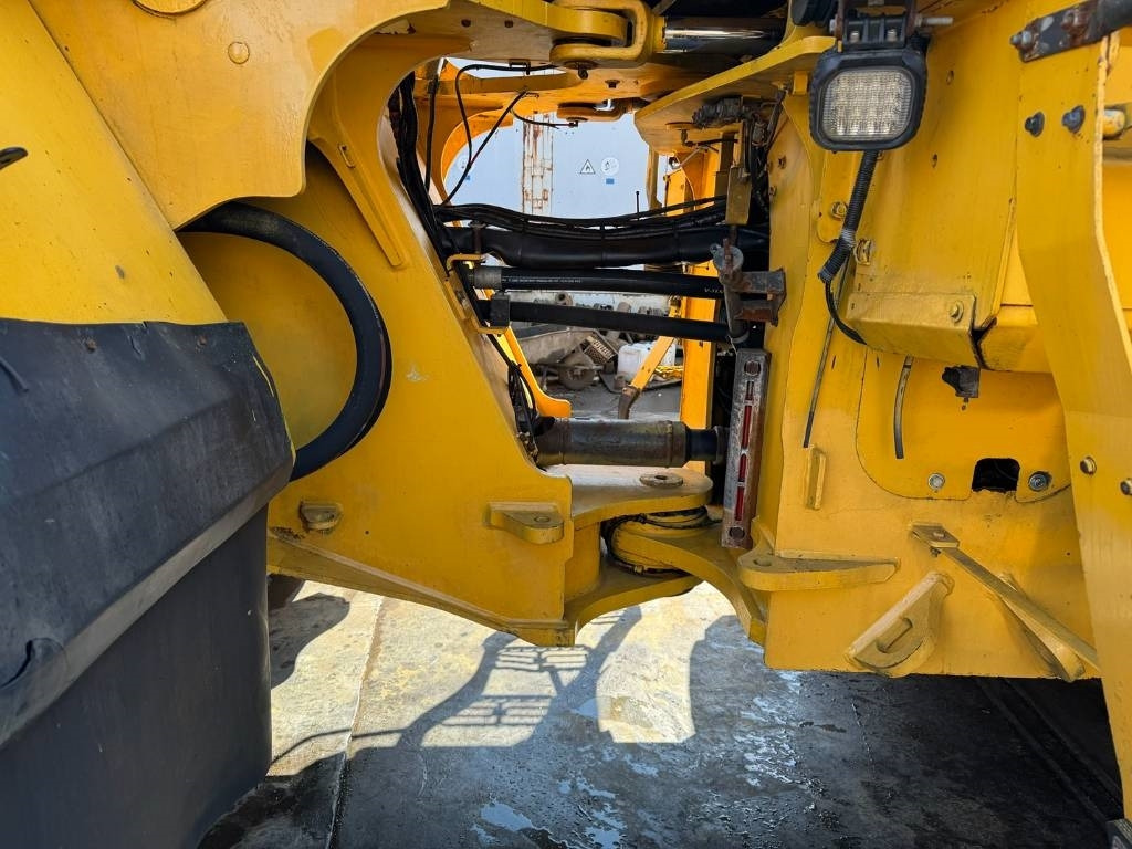 Wiellader Volvo L 220 H ( WITH NEW TYRES )