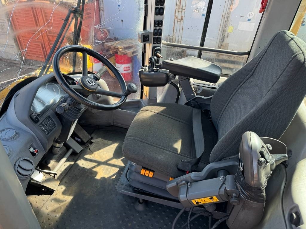 Wiellader Volvo L 220 H ( WITH NEW TYRES )