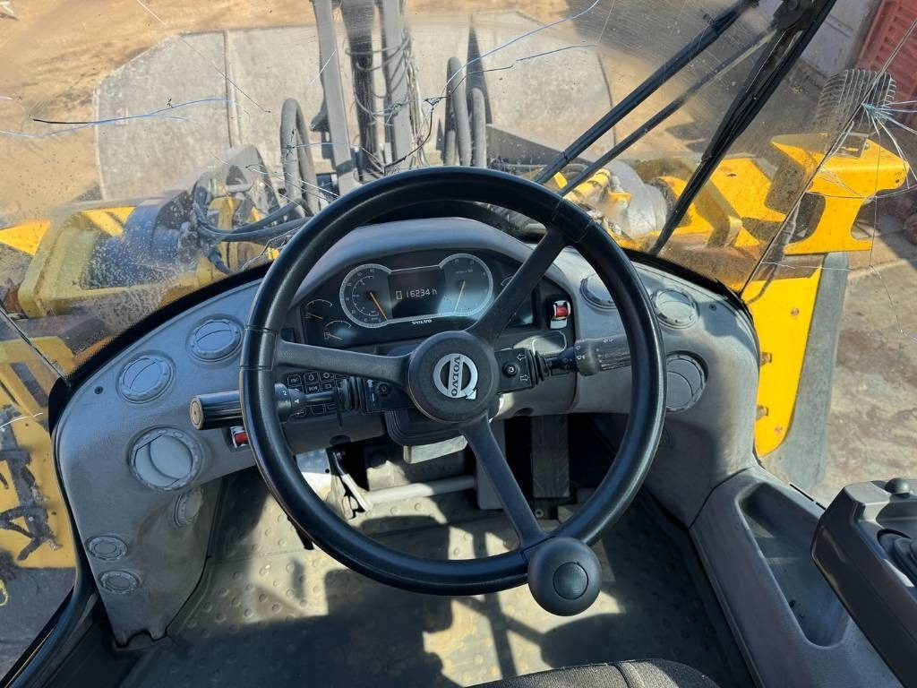 Wiellader Volvo L 220 H ( WITH NEW TYRES )