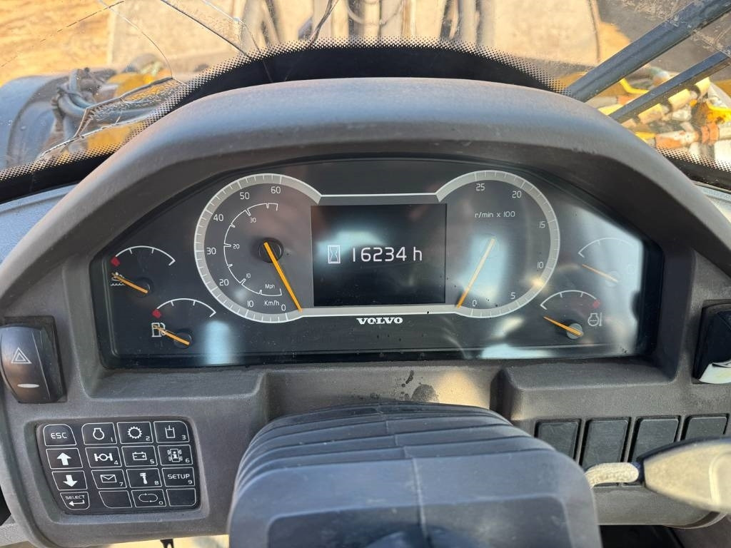 Wiellader Volvo L 220 H ( WITH NEW TYRES )