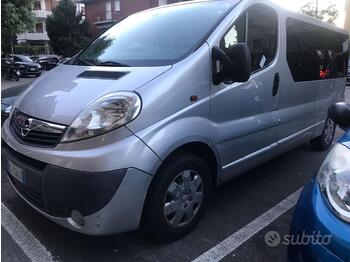  Minibus/ Opel Vivaro 9 posti anno 2013 - Minibus