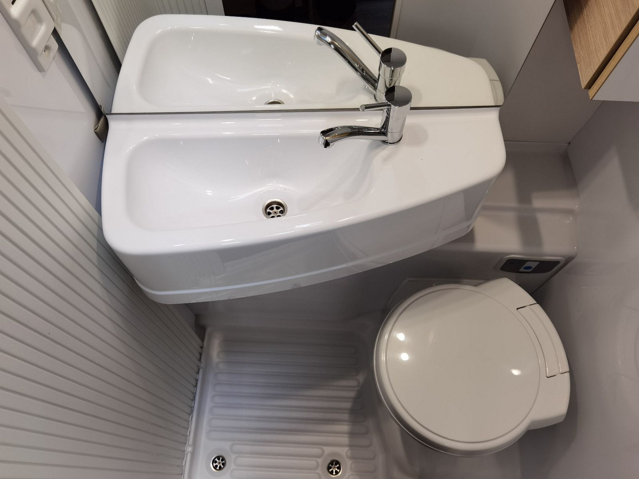 Alkoof camper Chausson C 514 FIRST LINE /140PS / ZUBEHÖR- PAKET / 5.99M