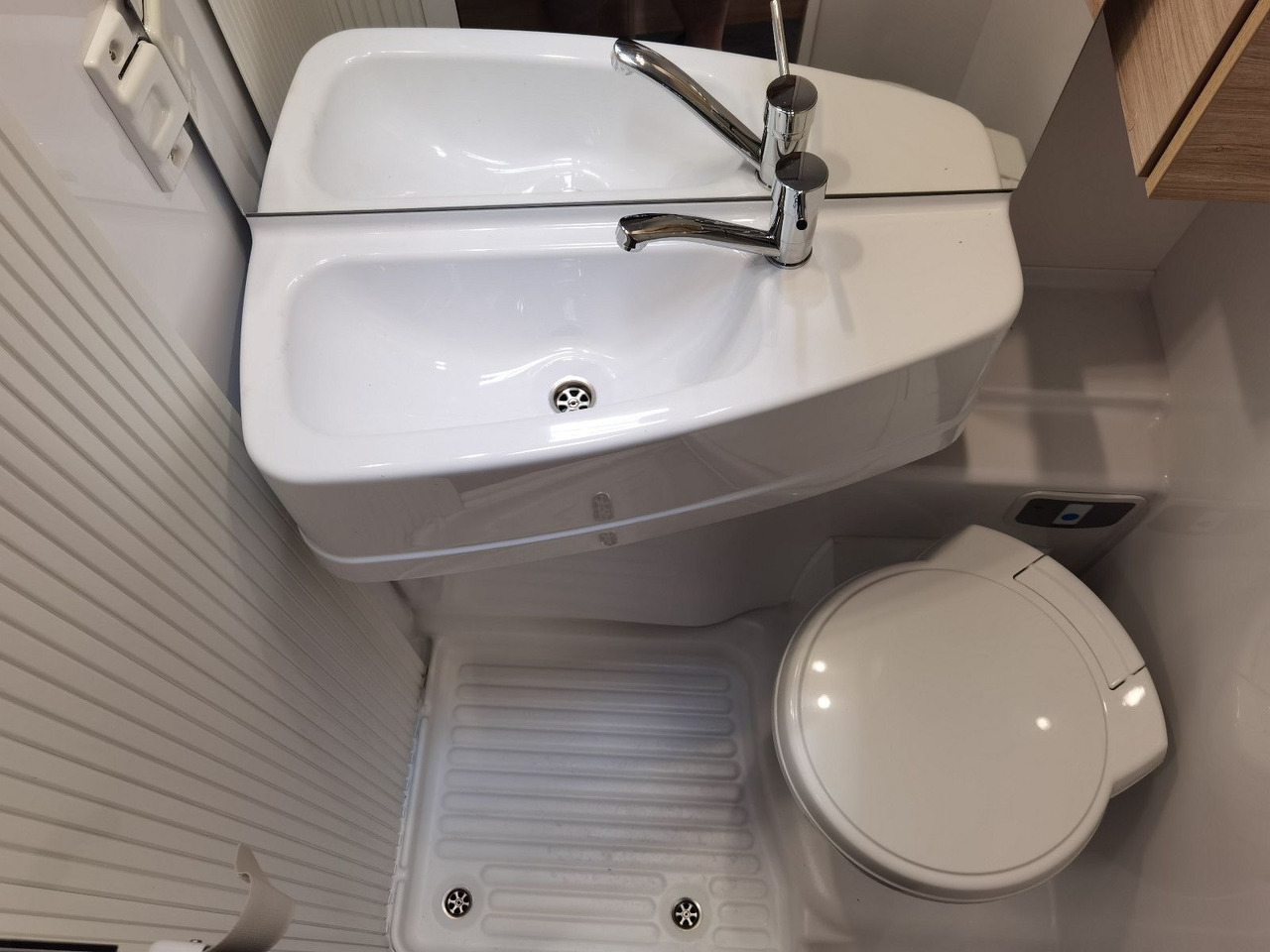 Alkoof camper Chausson C 727 FIRST LINE /140PS / EINZELBETTEN & ALKOVEN