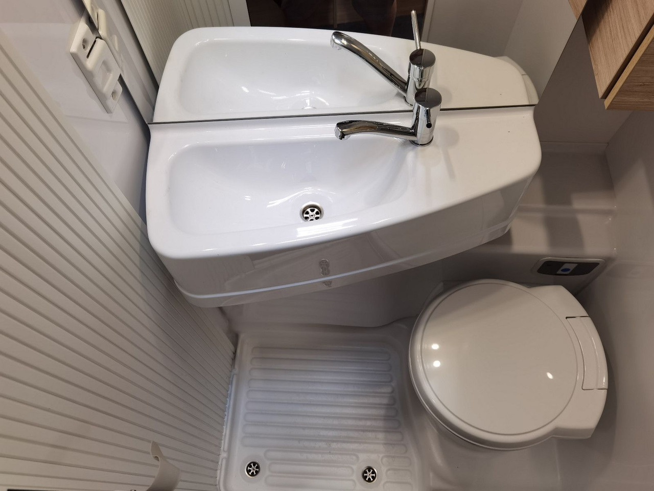 Alkoof camper Chausson C 727 FIRST LINE /140PS / EINZELBETTEN & ALKOVEN