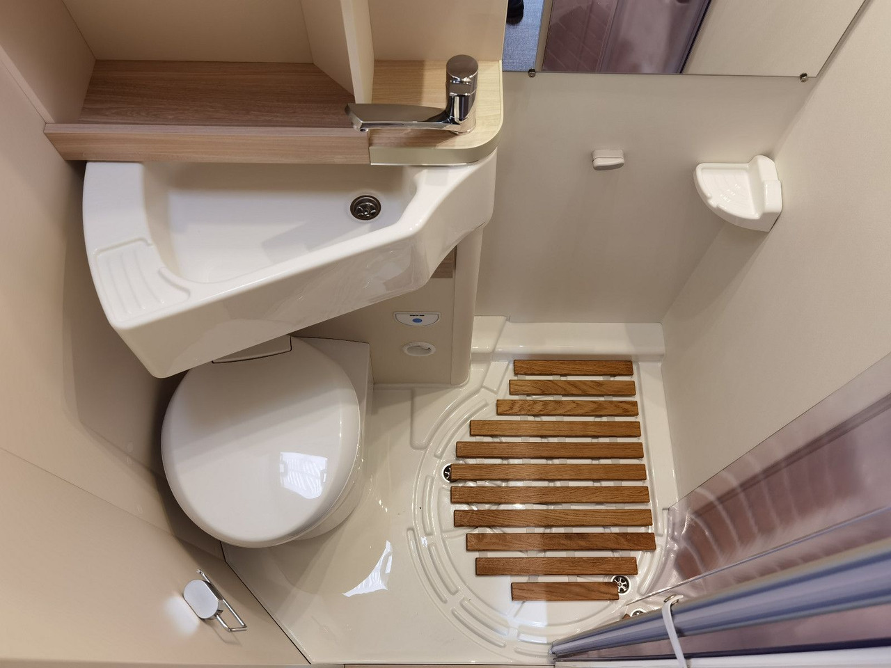 Alkoof camper Eura Mobil ACTIVA ONE 650 HS /-2025-/ HECKSITZ&EINZELBETTEN