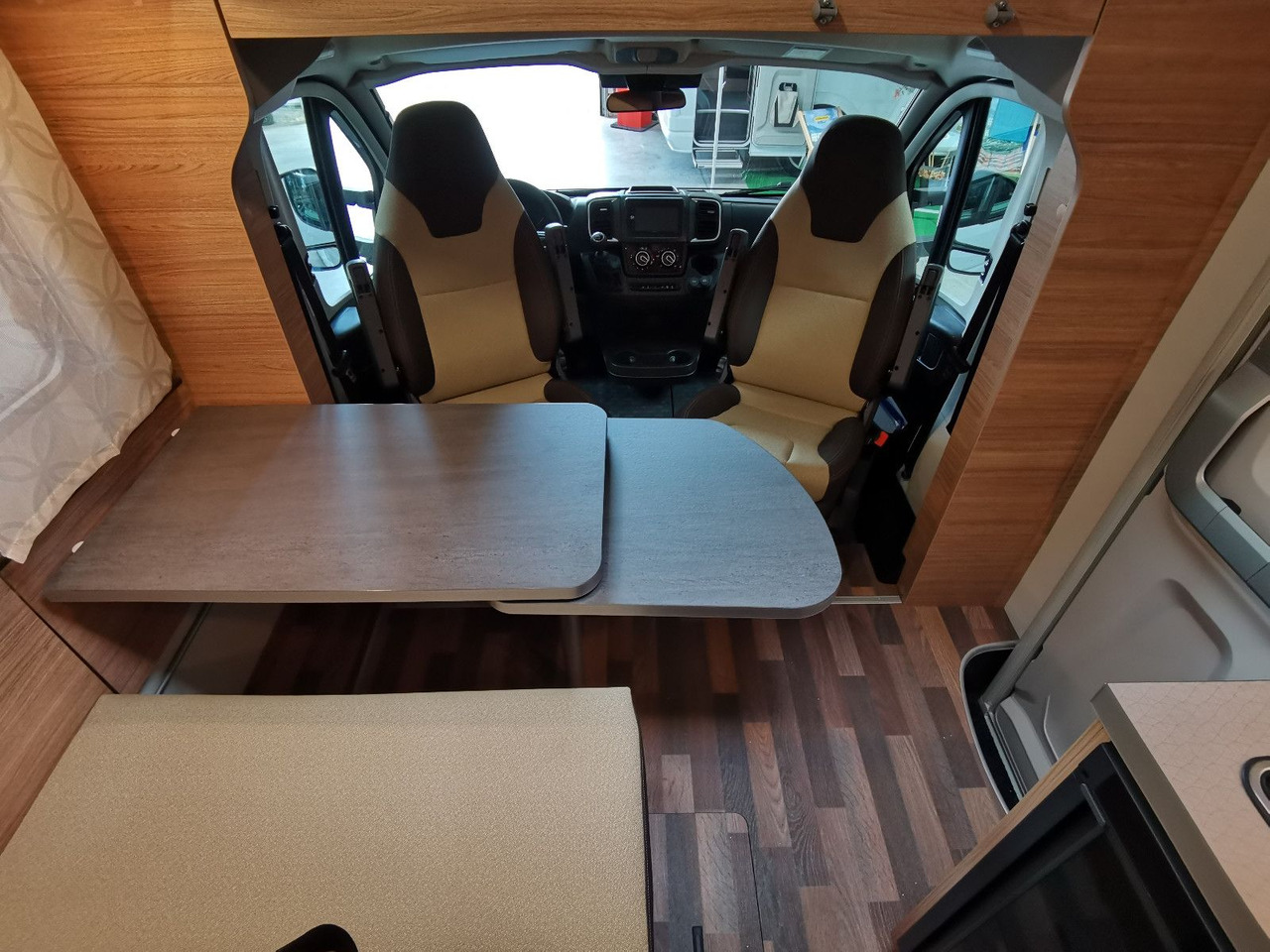 Alkoof camper Weinsberg CARAHOME 550 MG /- 2025 - / 140 PS / NUR 5.97M