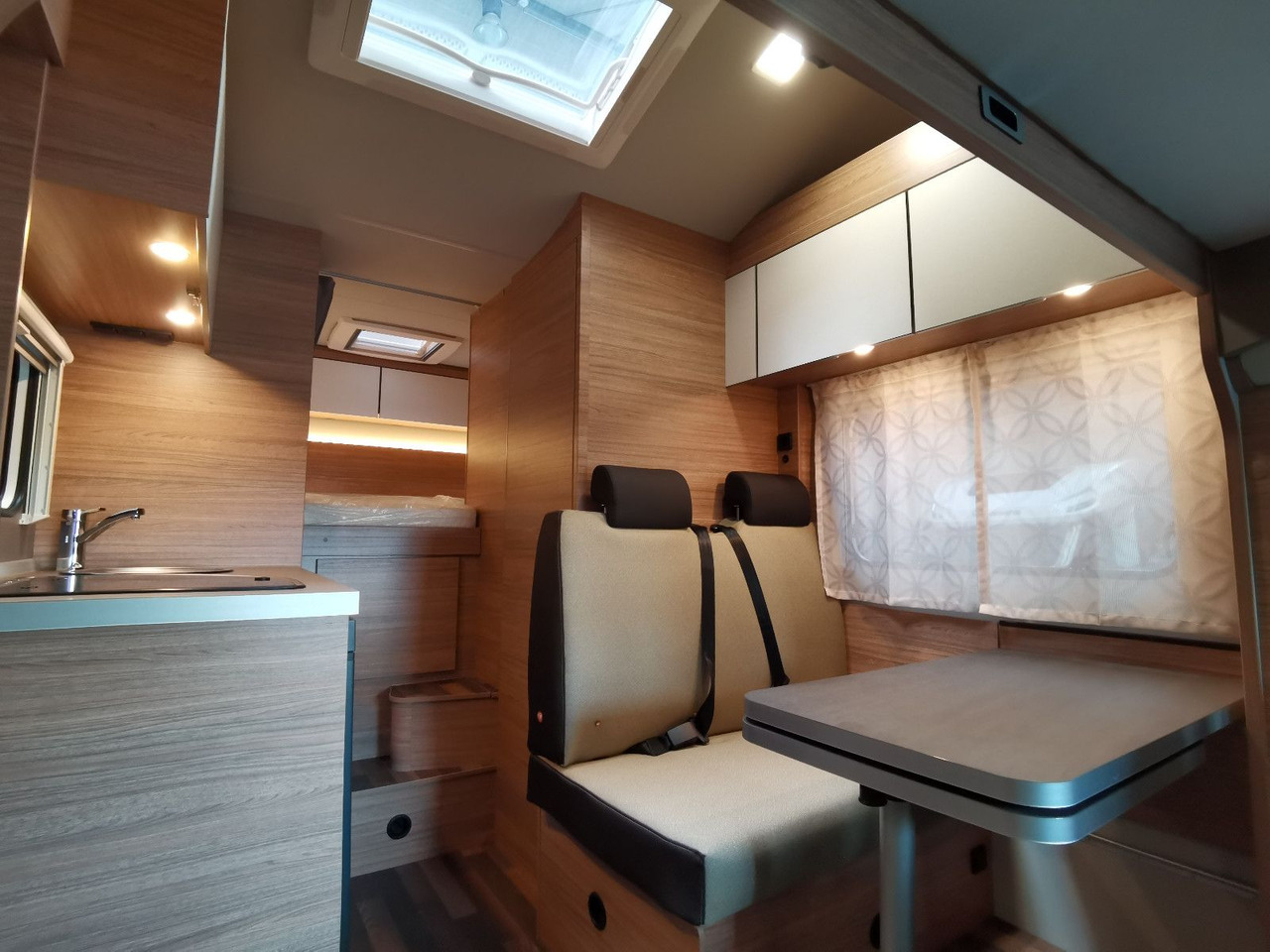 Alkoof camper Weinsberg CARAHOME 550 MG /- 2025 - / 140 PS / NUR 5.97M