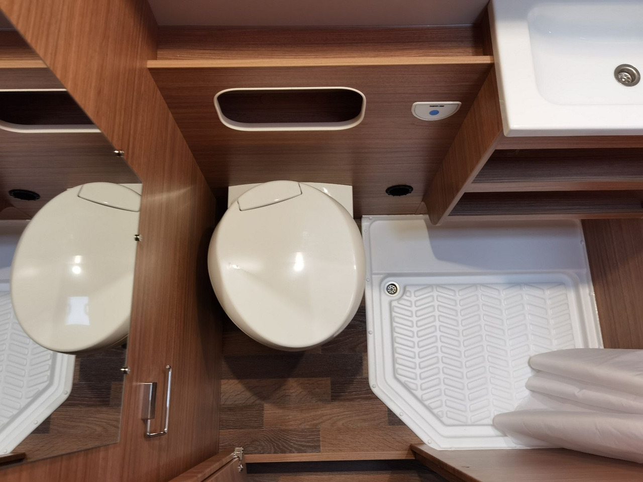 Alkoof camper Weinsberg CARAHOME 600 DKG/ -2025 - / 140PS / ETAGENBETTEN