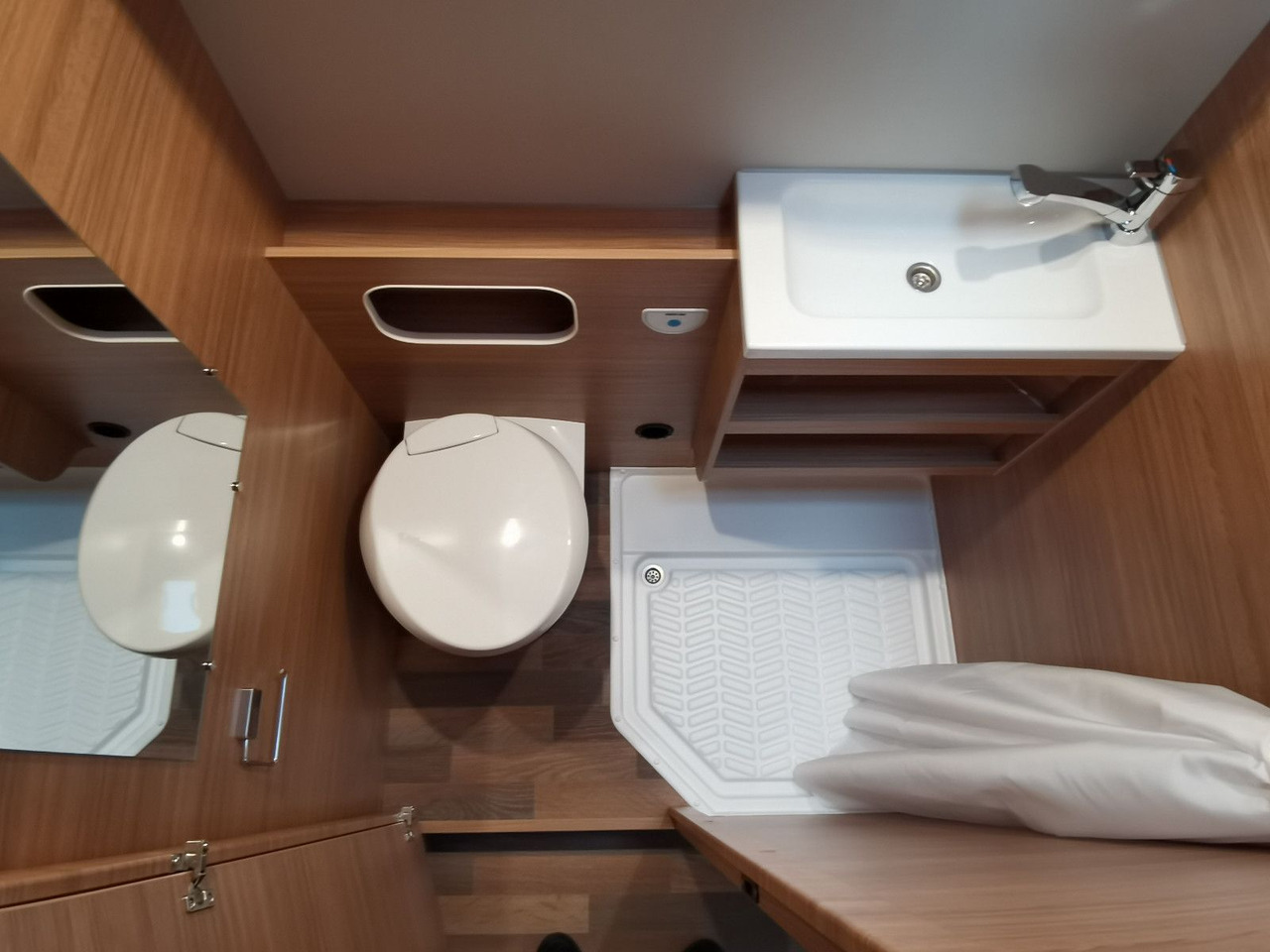 Alkoof camper Weinsberg CARAHOME 600 DKG/ -2025 - / 140PS / ETAGENBETTEN