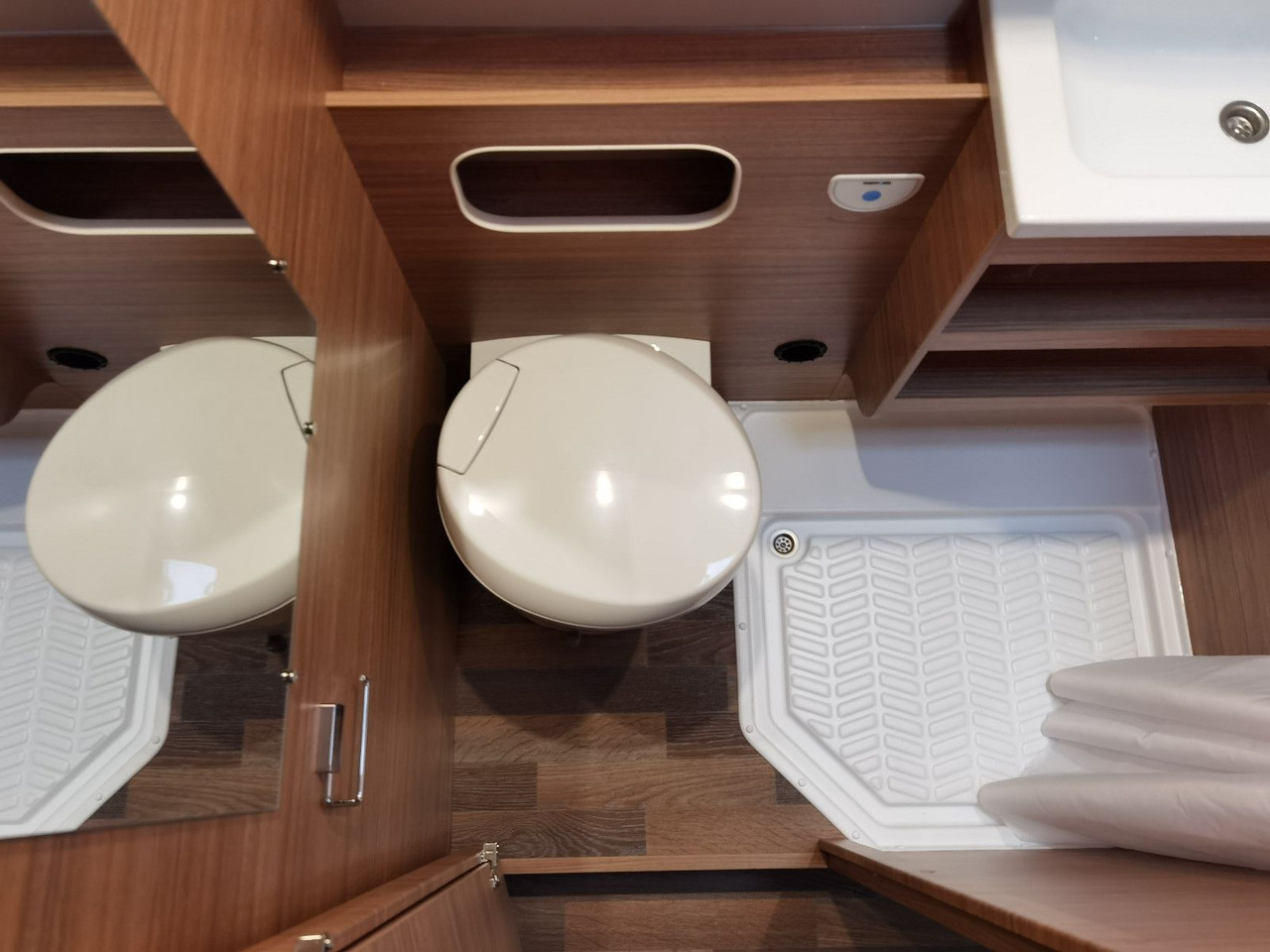 Alkoof camper Weinsberg CARAHOME 600 DKG/ -2025 - / 140PS / ETAGENBETTEN