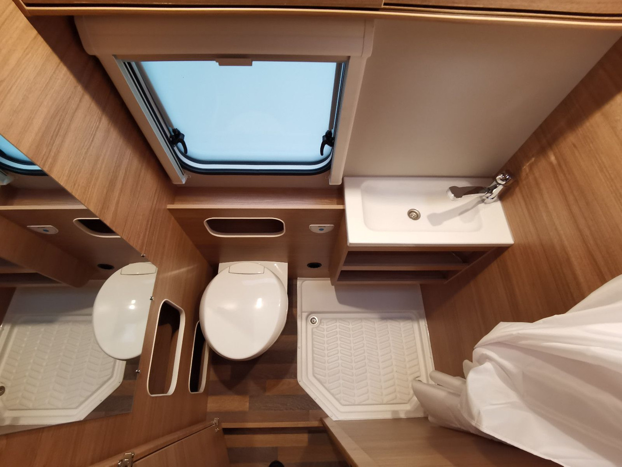 Alkoof camper Weinsberg CARAHOME 650 DG / - MODELL 2025 - / 140 PS
