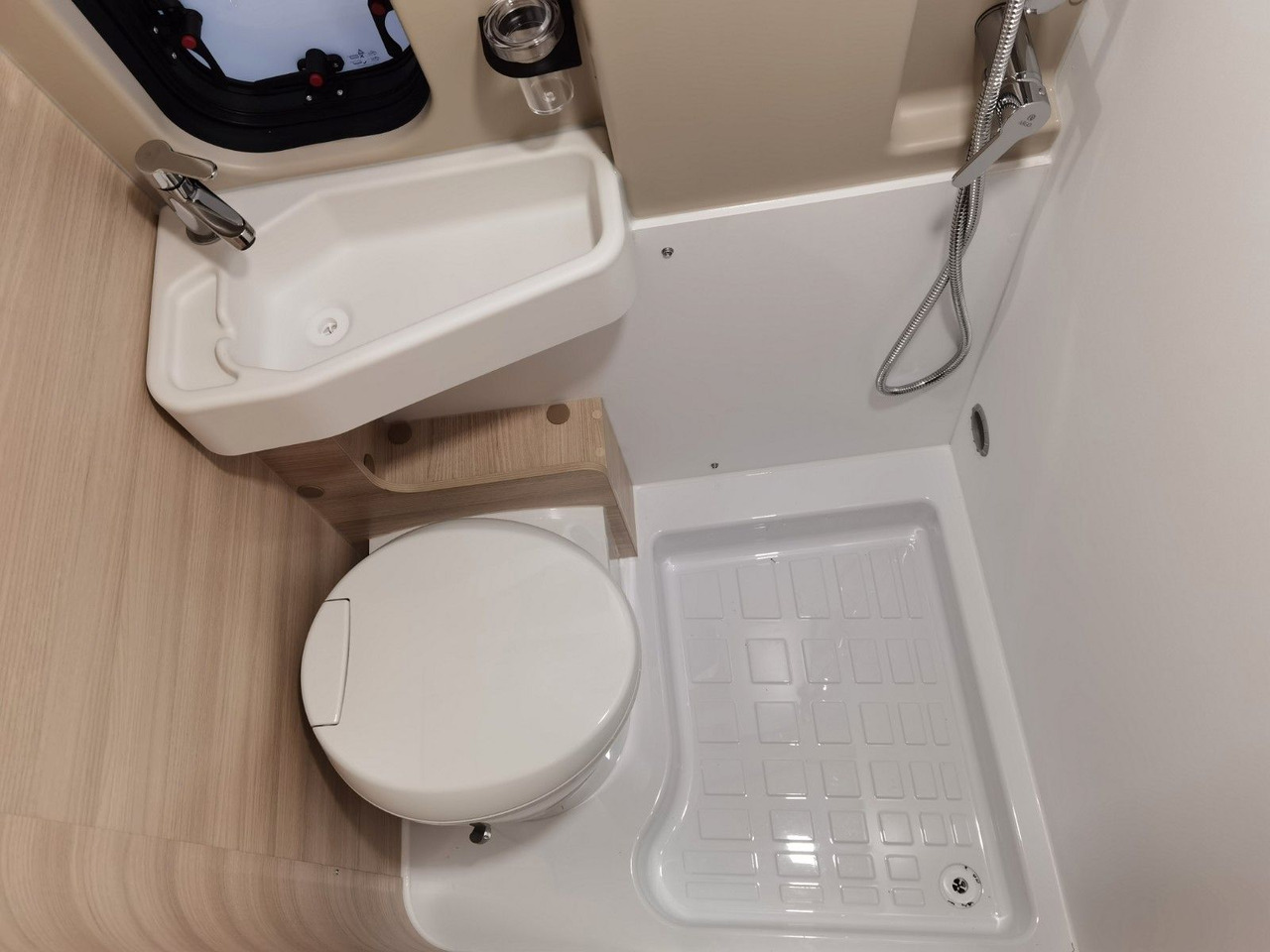 Buscamper Chausson V594 FIRST LINE/ -2026- / 140PS / ZUBEHÖR -PAKET