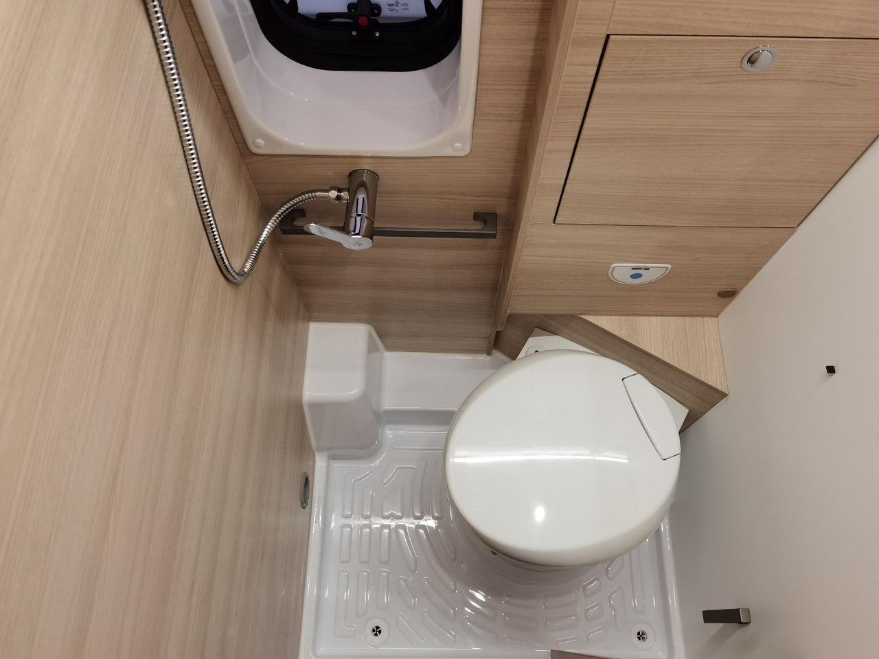 Buscamper Chausson V594 S FIRST LINE / ZUBEHÖR & LOOK -PAKET/ 5.41M