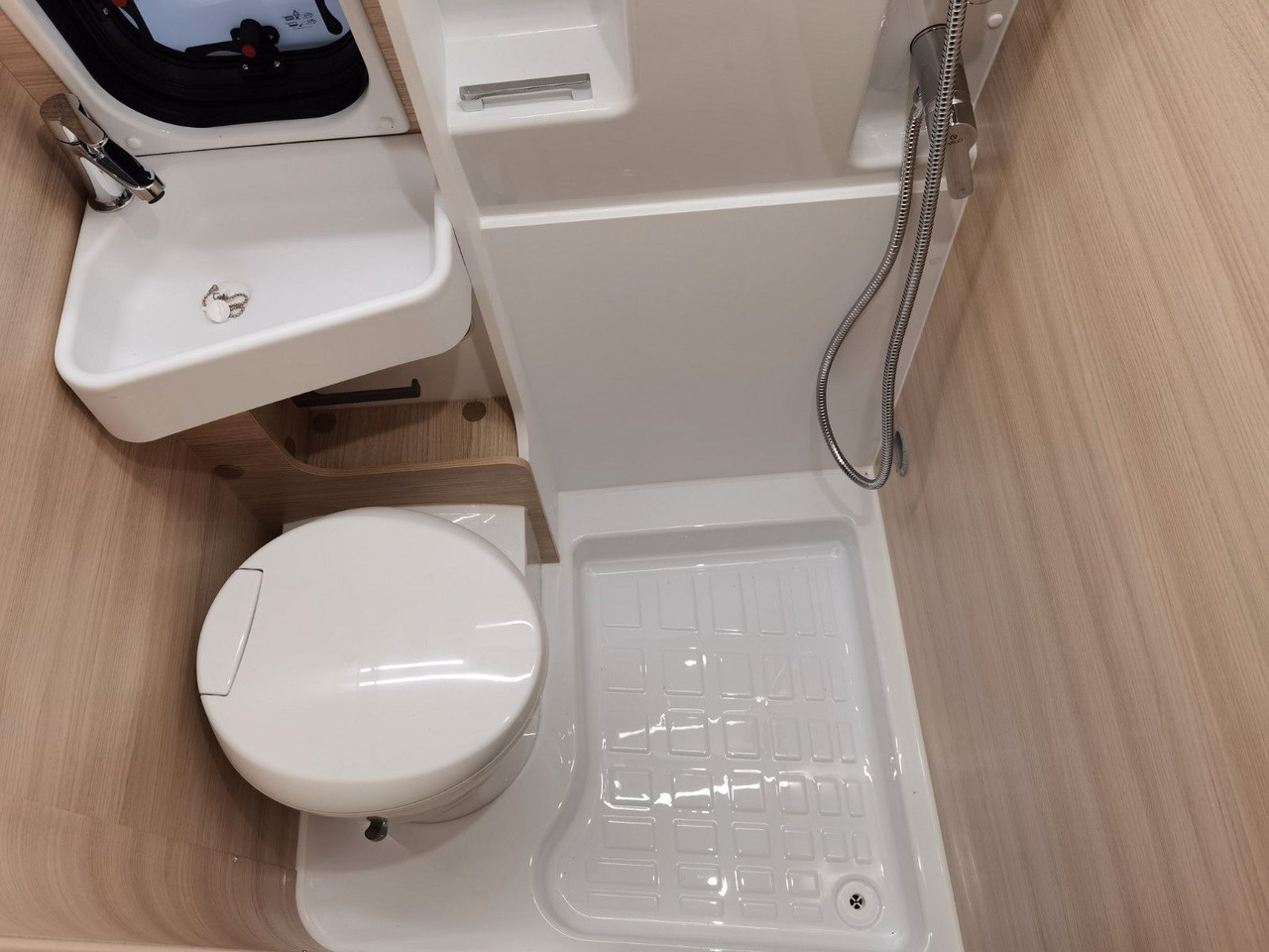 Buscamper Chausson V697 FIRST LINE / ZUBEHÖR-PAKET / EINZELBETTEN