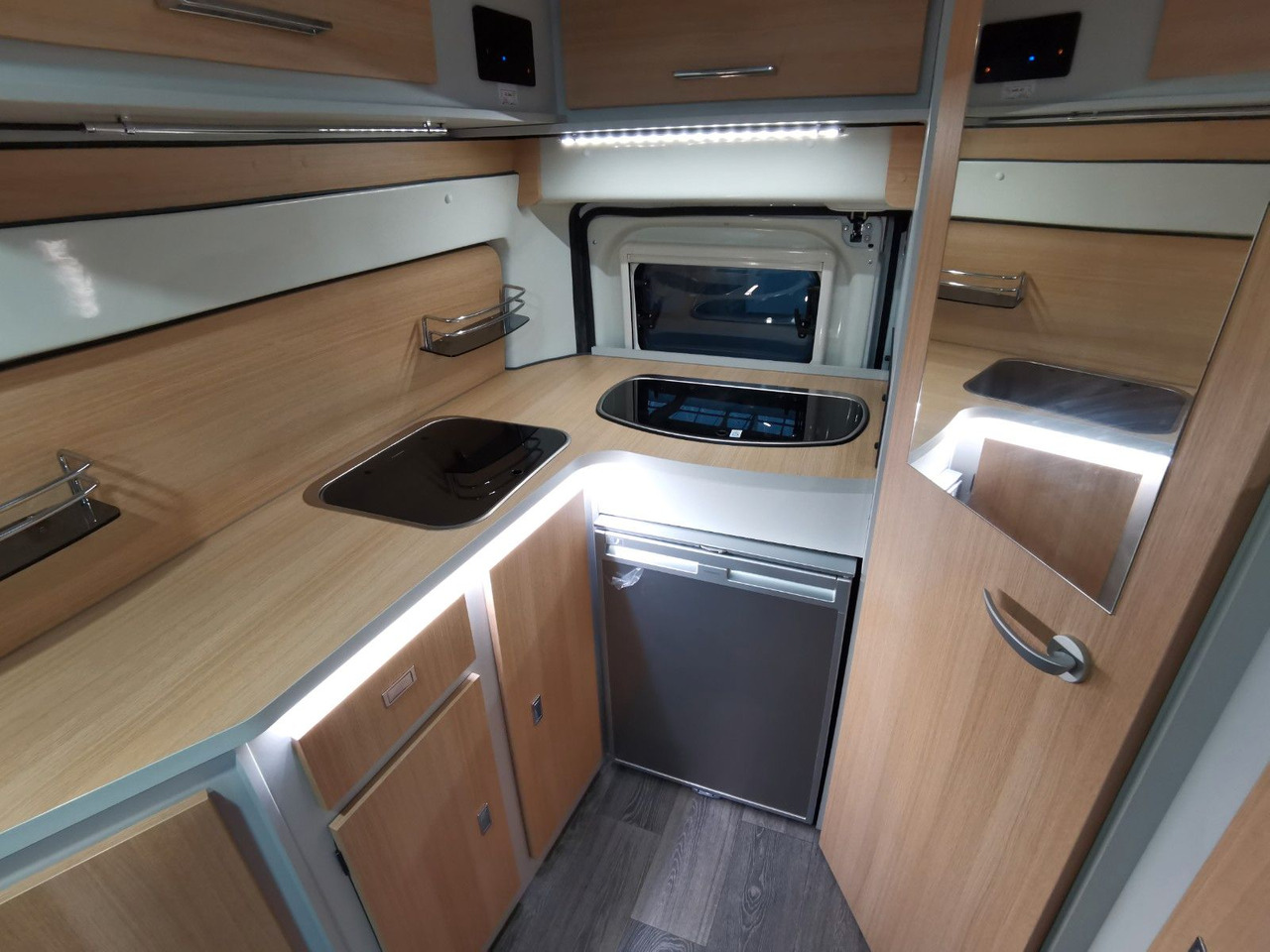 Buscamper Karmann DEXTER 550 / 140PS / CONCEPT - PAKET & HUBBETT