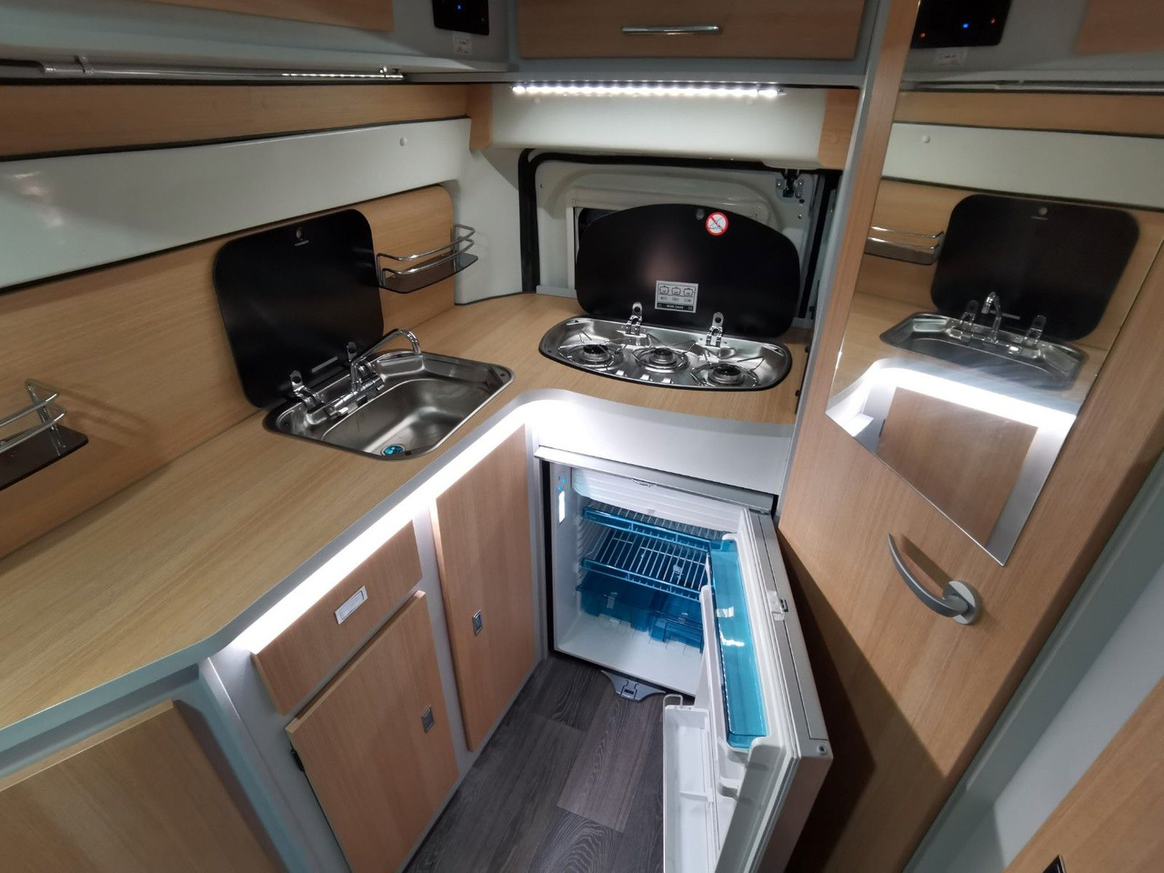 Buscamper Karmann DEXTER 550 / 140PS / CONCEPT - PAKET & HUBBETT