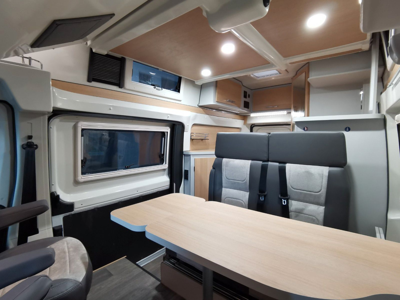 Buscamper Karmann DEXTER 550 / 140PS / CONCEPT - PAKET & HUBBETT