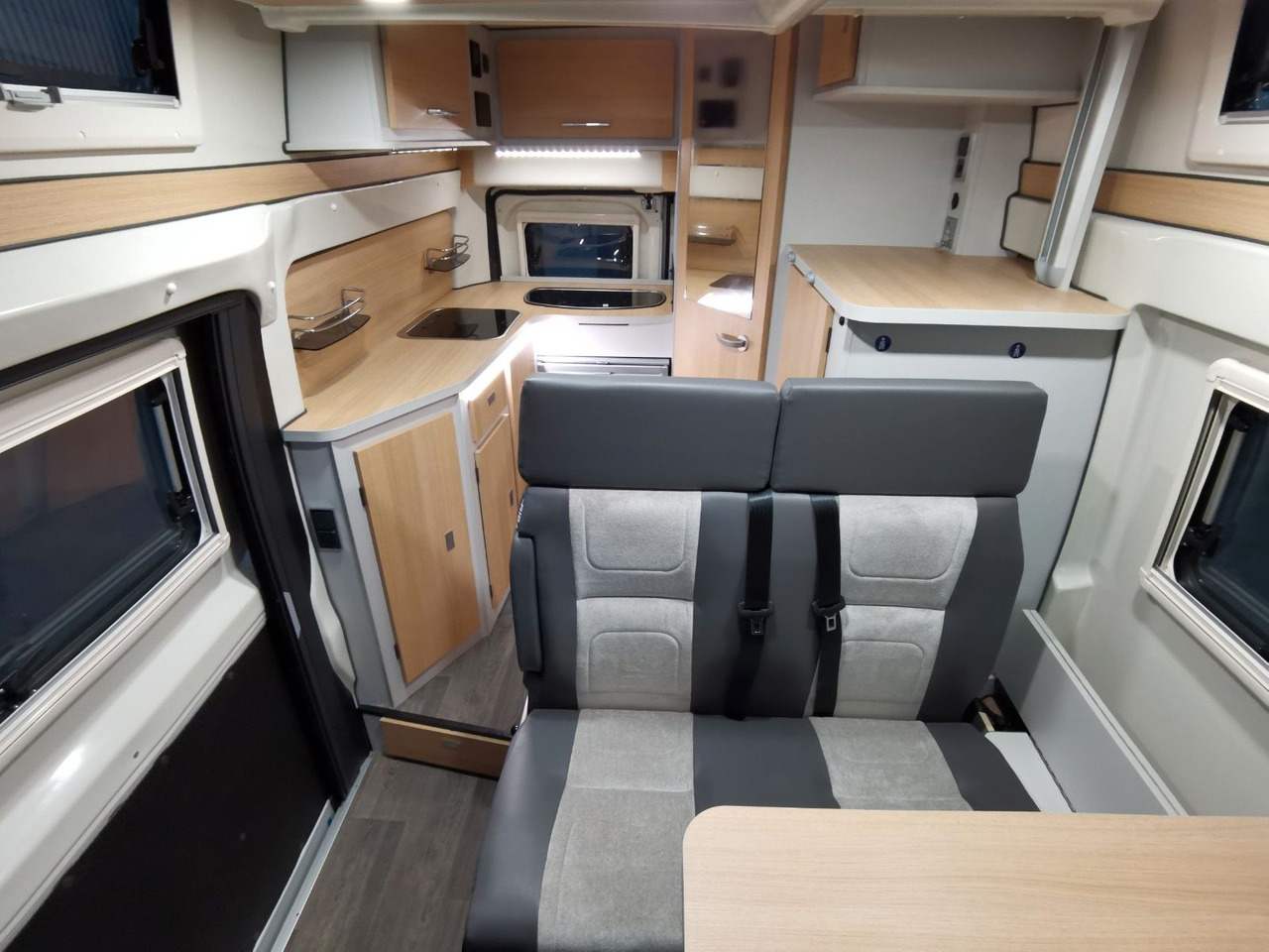 Buscamper Karmann DEXTER 550 / 140PS / CONCEPT - PAKET & HUBBETT